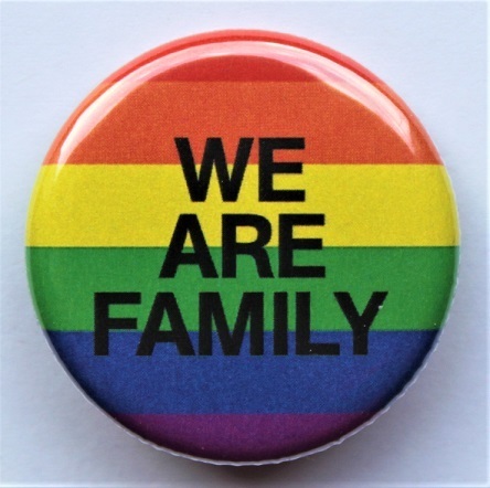 Regenbogen-Button "We are family" M
