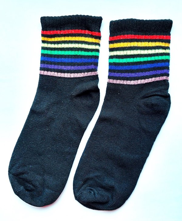 Schwarze Socken mit schmalen Regenbogenstreifen
