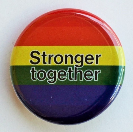 Regenbogen-Button "Stronger Together" M