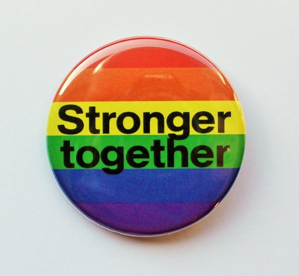Regenbogen-Button "Stronger Together" L