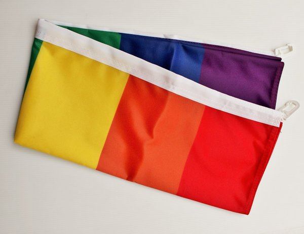 Hochwertige, wetterfeste und schwer entflammbare Regenbogen-Fahne L 90 x 150 cm