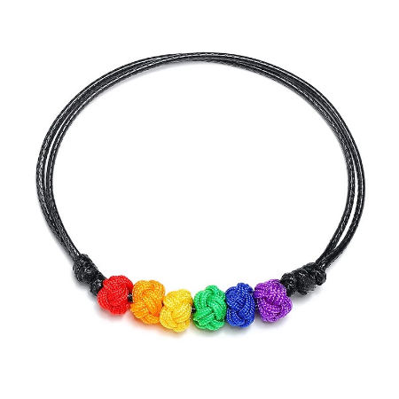 Schwarzes Armband mit Regenbogen-Stoffkugeln