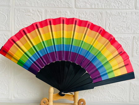 Regenbogen - Fächer aus schwarzem Kunststoff mit Nylonbespannung